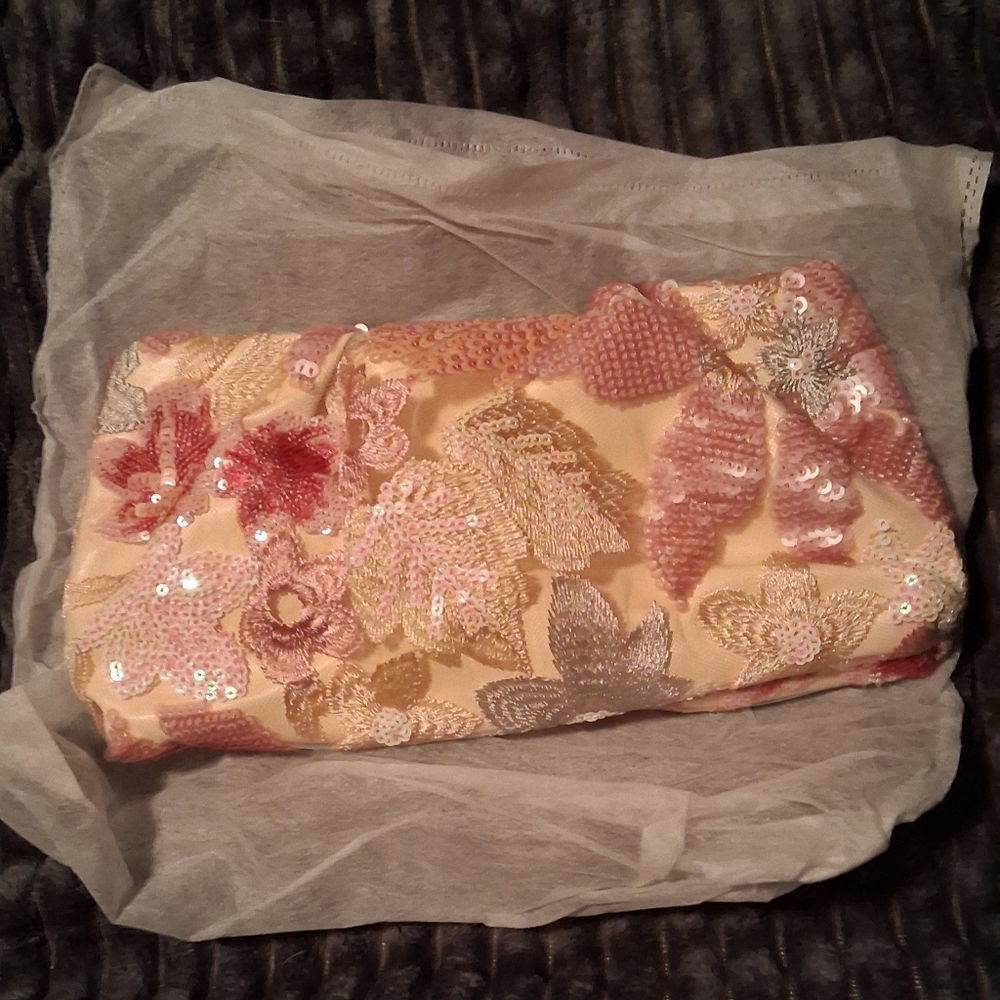 🐎NEW! Elegant Floral Sequin Embroidered Clutch - Picture 6 of 8